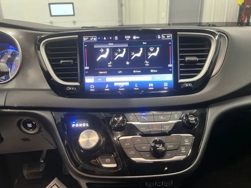 Used 2025 Chrysler Pacifica Select FWD image 24