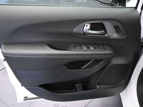 New 2026 Chrysler Pacifica Select image 18