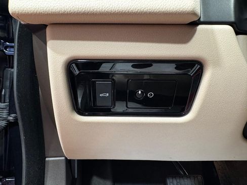 Used 2018 Jaguar XF Premium RWD image 17