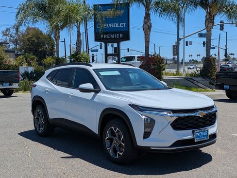 Used 2025 Chevrolet Trax LT w/ Driver Confidence Package image 7
