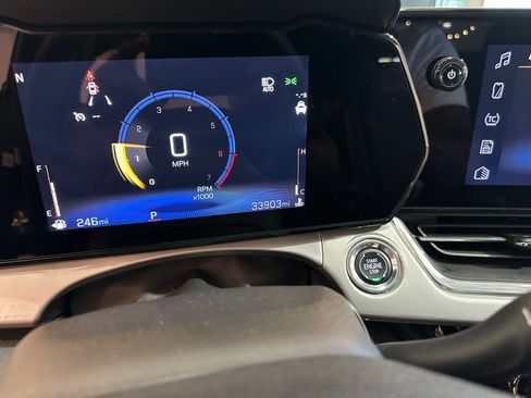 Used 2025 Chevrolet Trax LT FWD image 39