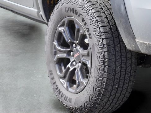 Used 2025 GMC Canyon Elevation w/ Convenience Package image 9