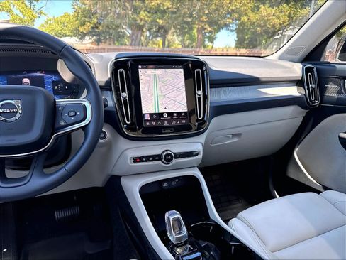 Used 2026 Volvo XC40 B4 Plus w/ Climate Package FWD image 9