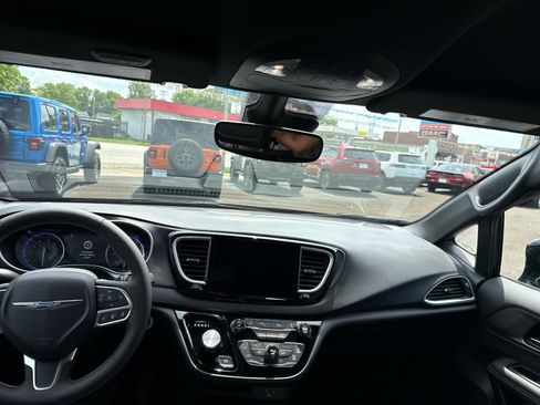 Used 2026 Chrysler Pacifica Select FWD image 11