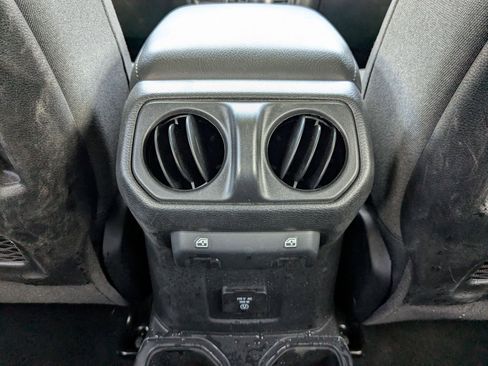 Used 2025 Jeep Wrangler Unlimited Rubicon w/ Convenience Group AWD/4WD image 25