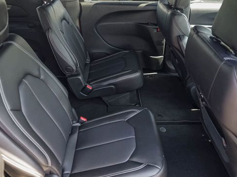 New 2026 Chrysler Pacifica Select image 18