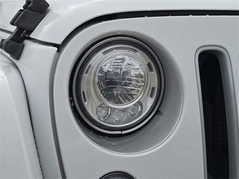 Used 2017 Jeep Wrangler Unlimited Sahara w/ Connectivity Group image 7