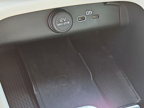 Used 2025 Volvo XC40 B5 Ultra w/ Climate Package image 25