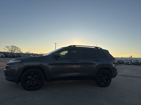 Used 2018 Jeep Cherokee Latitude w/ Altitude Package image 10