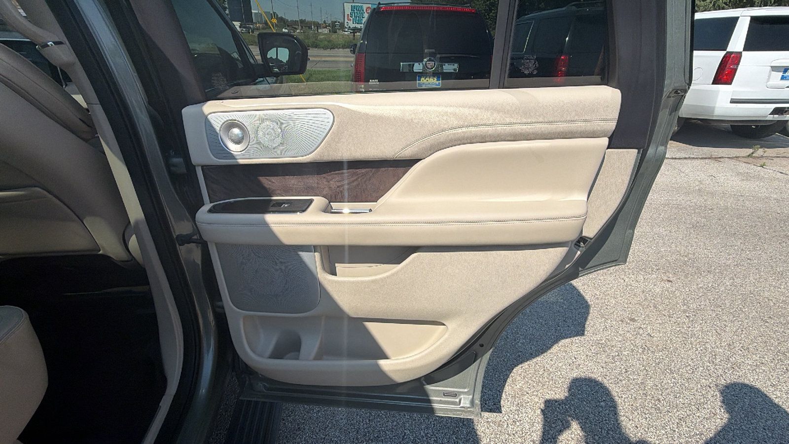 Used 2019 Lincoln Navigator Reserve AWD/4WD image 18
