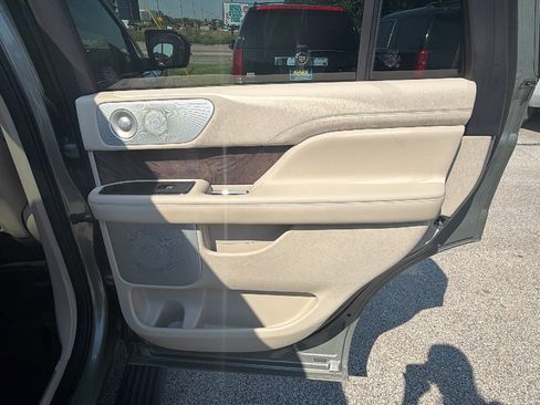 Used 2019 Lincoln Navigator Reserve AWD/4WD image 18