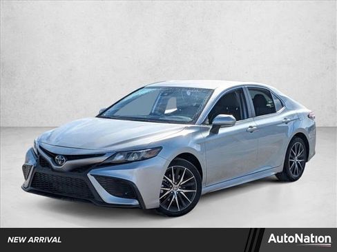 Used 2024 Toyota Camry SE image 1
