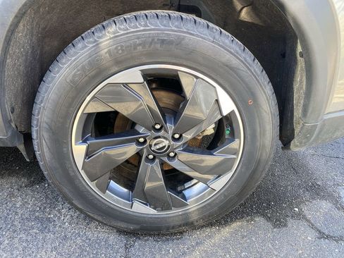 Used 2024 Nissan Rogue SV image 12