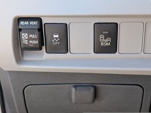 Used 2015 Toyota Sienna XLE image 23
