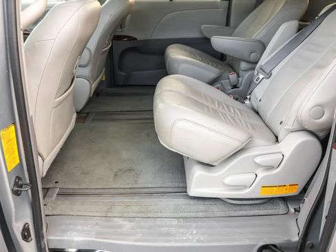 Used 2014 Toyota Sienna XLE image 26