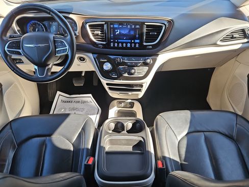 Used 2017 Chrysler Pacifica Touring-L image 22