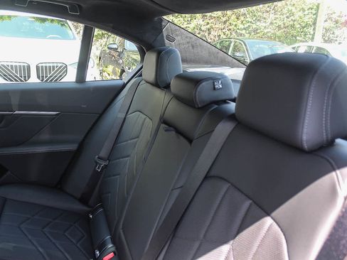 New 2026 BMW 550e xDrive image 26