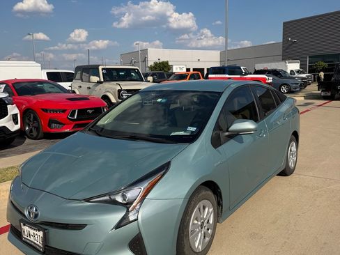 Used 2016 Toyota Prius Two FWD image 3