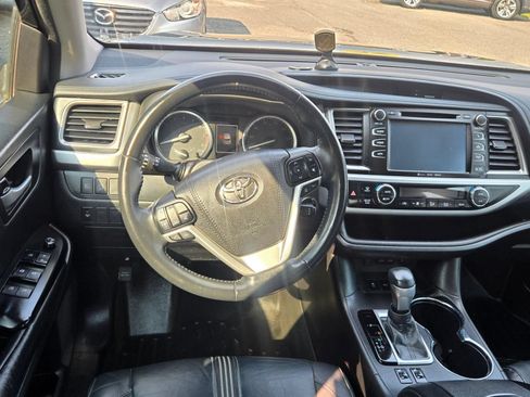 Used 2018 Toyota Highlander SE AWD/4WD image 5