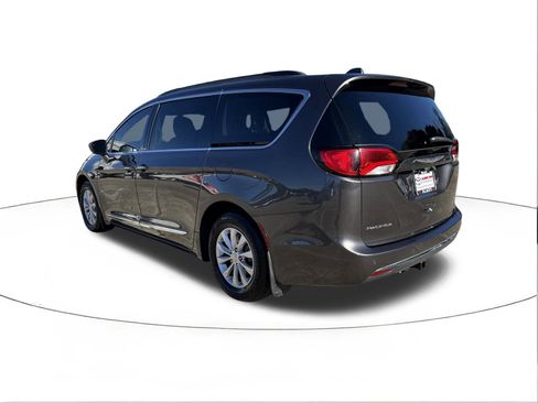 Used 2017 Chrysler Pacifica Touring-L image 5
