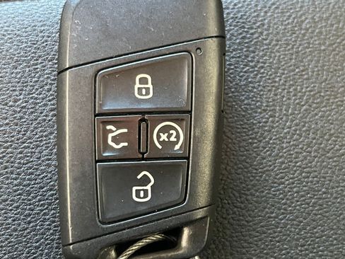 Used 2025 Volkswagen Taos SE FWD image 25