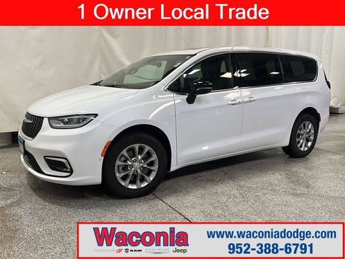 Used 2026 Chrysler Pacifica Select AWD/4WD image 1
