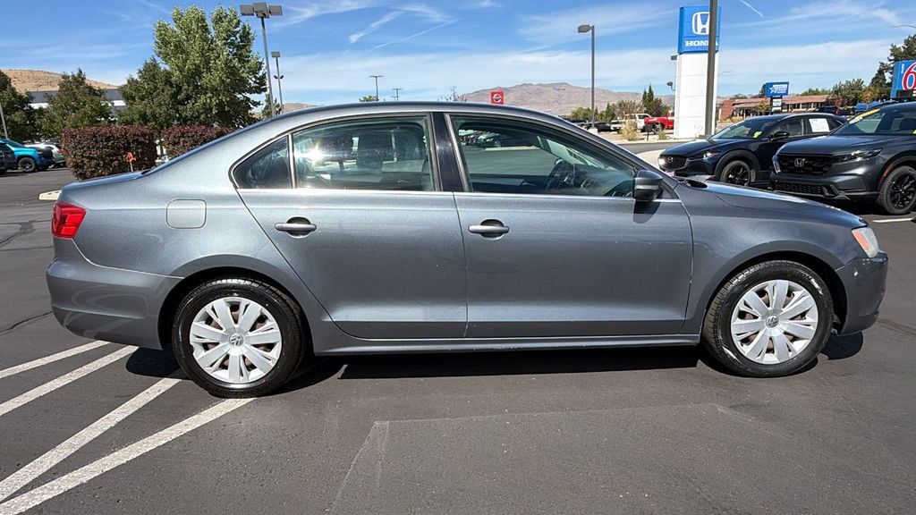 Used 2013 Volkswagen Jetta SE FWD image 2