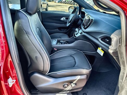 New 2026 Chrysler Pacifica Limited w/ S Appearance Package image 28