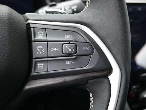 Used 2023 Jeep Grand Cherokee Limited w/ Black Appearance Package AWD/4WD image 30