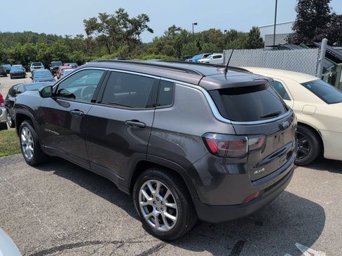 Used 2024 Jeep Compass Latitude w/ Sun and Sound Group AWD/4WD image 4