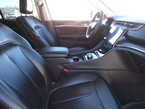 Used 2023 Jeep Grand Cherokee Limited image 8