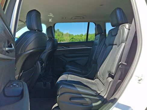 Used 2023 Jeep Grand Cherokee L Limited AWD/4WD image 10