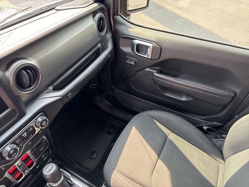 Used 2023 Jeep Gladiator Mojave AWD/4WD image 32
