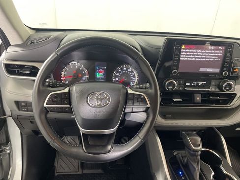 Used 2022 Toyota Highlander LE AWD/4WD image 12