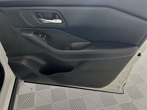 Certified 2024 Nissan Rogue SV FWD image 32