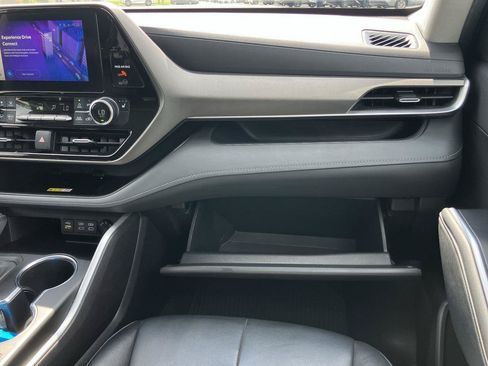 Used 2023 Toyota Highlander XLE FWD image 16