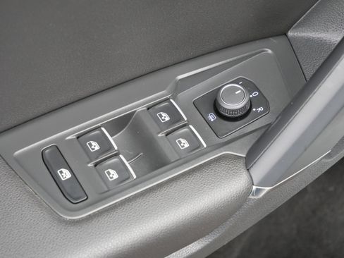 Used 2018 Volkswagen Tiguan SE w/ Panoramic Sunroof Package image 19