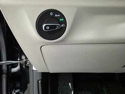 Certified 2025 Volkswagen Jetta SE image 19