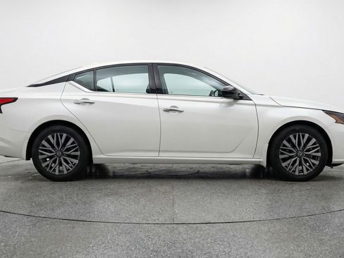 Used 2025 Nissan Altima 2.5 SV image 11