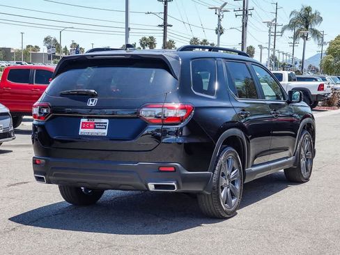 Used 2025 Honda Pilot Sport image 4