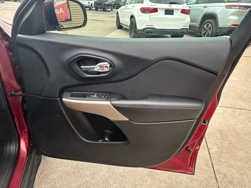 Used 2018 Jeep Cherokee Latitude FWD image 16