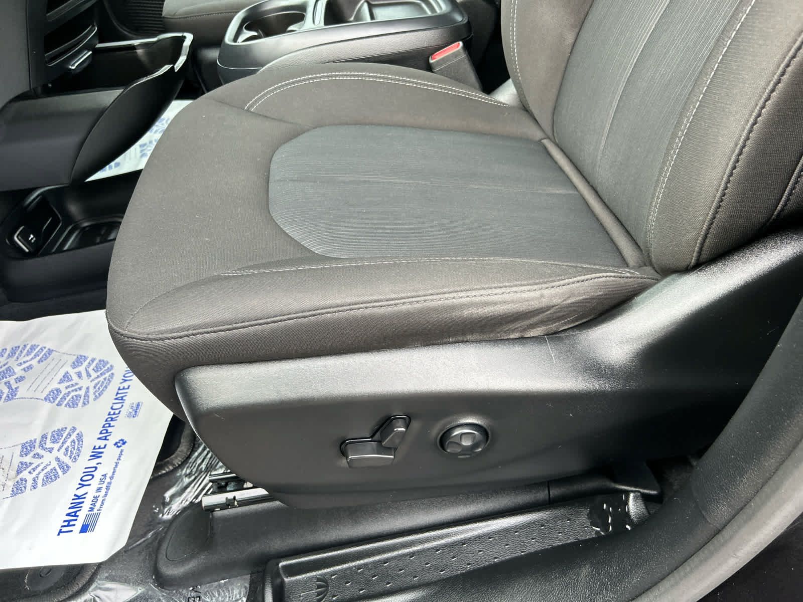 Used 2023 Chrysler Pacifica Touring FWD image 11