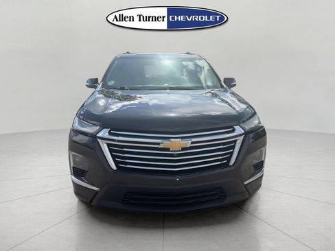 Used 2023 Chevrolet Traverse Premier FWD image 2