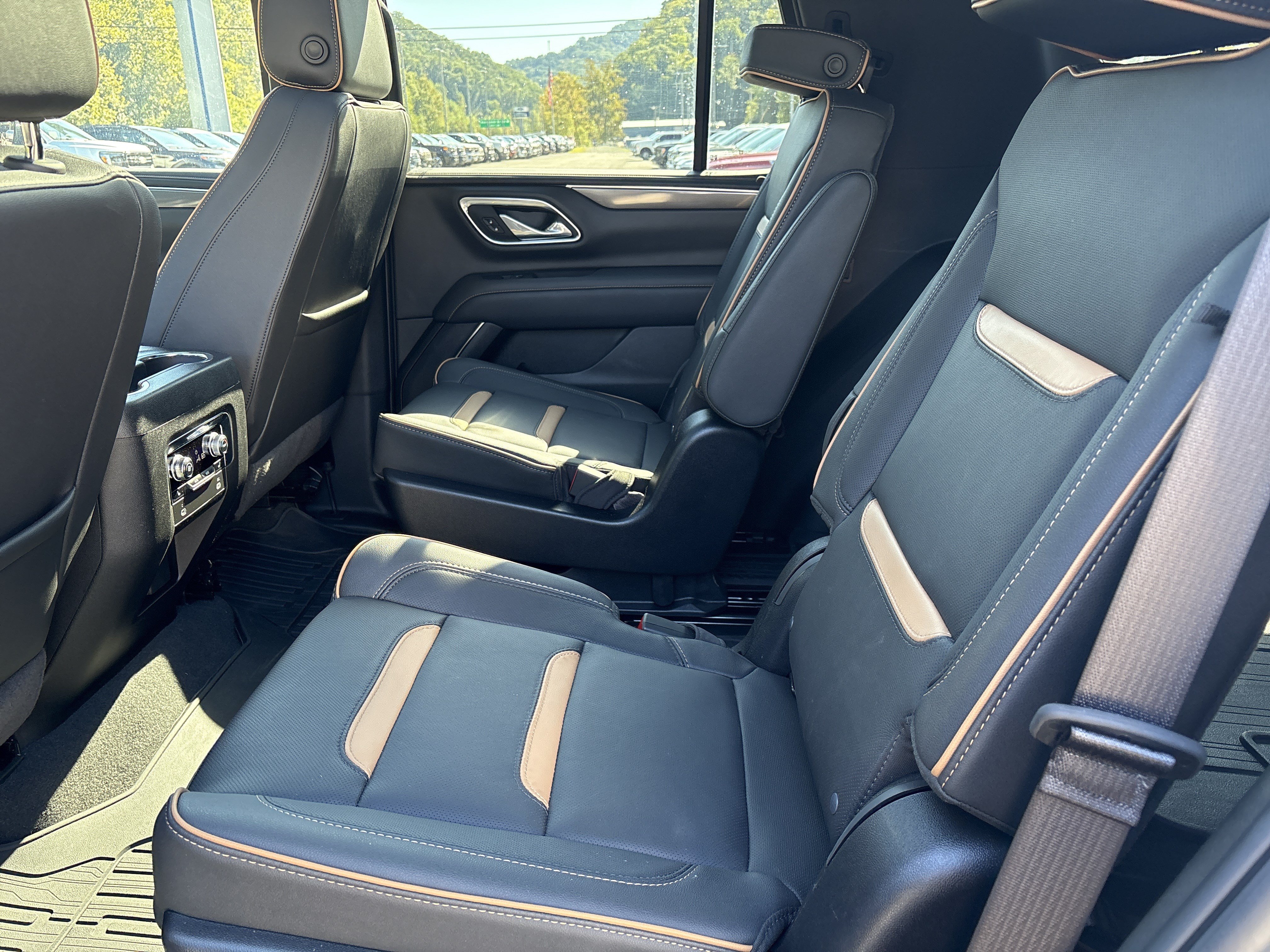 Used 2024 GMC Yukon AT4 AWD/4WD image 14