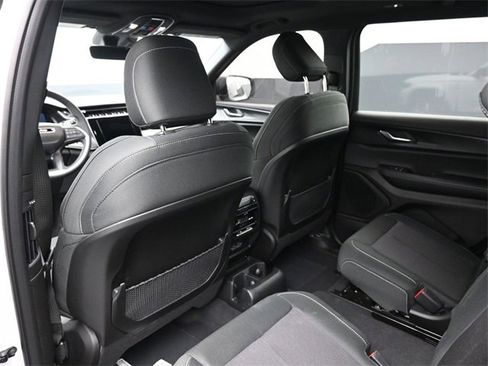 New 2025 Jeep Grand Cherokee L Laredo image 14