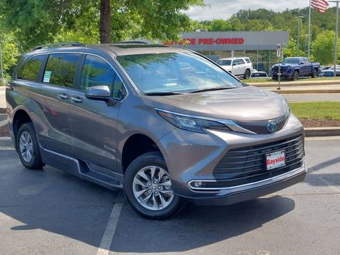 Used 2024 Toyota Sienna XLE w/ XLE Plus Package FWD image 3