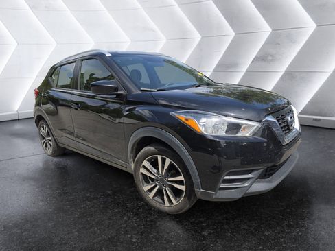 Used 2019 Nissan Kicks SV FWD image 2