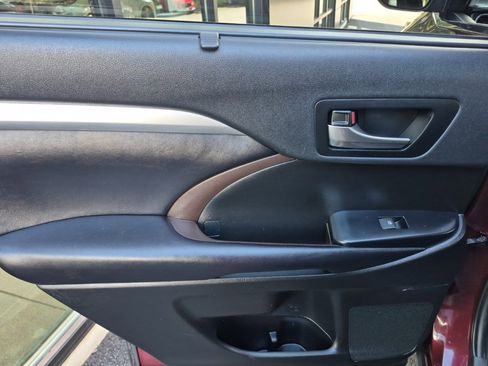 Used 2019 Toyota Highlander XLE image 17