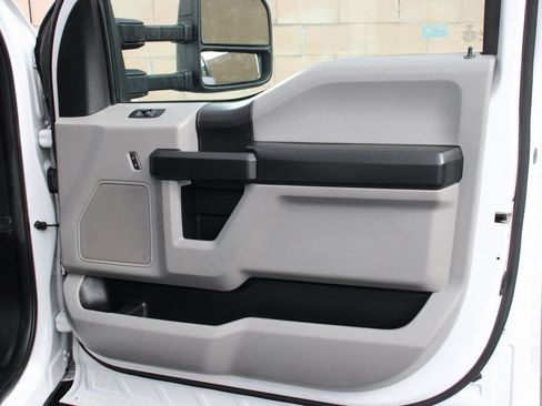 Used 2017 Ford F550 2WD Regular Cab Super Duty image 32