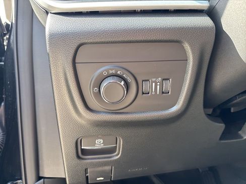 Used 2025 Jeep Grand Cherokee Altitude image 47